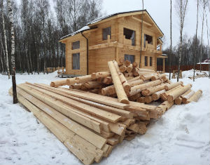Использование зимнего бруса лиственницы для строительства домов