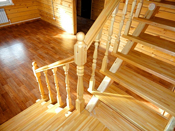 Преимущества и недостатки лестниц из лиственницы